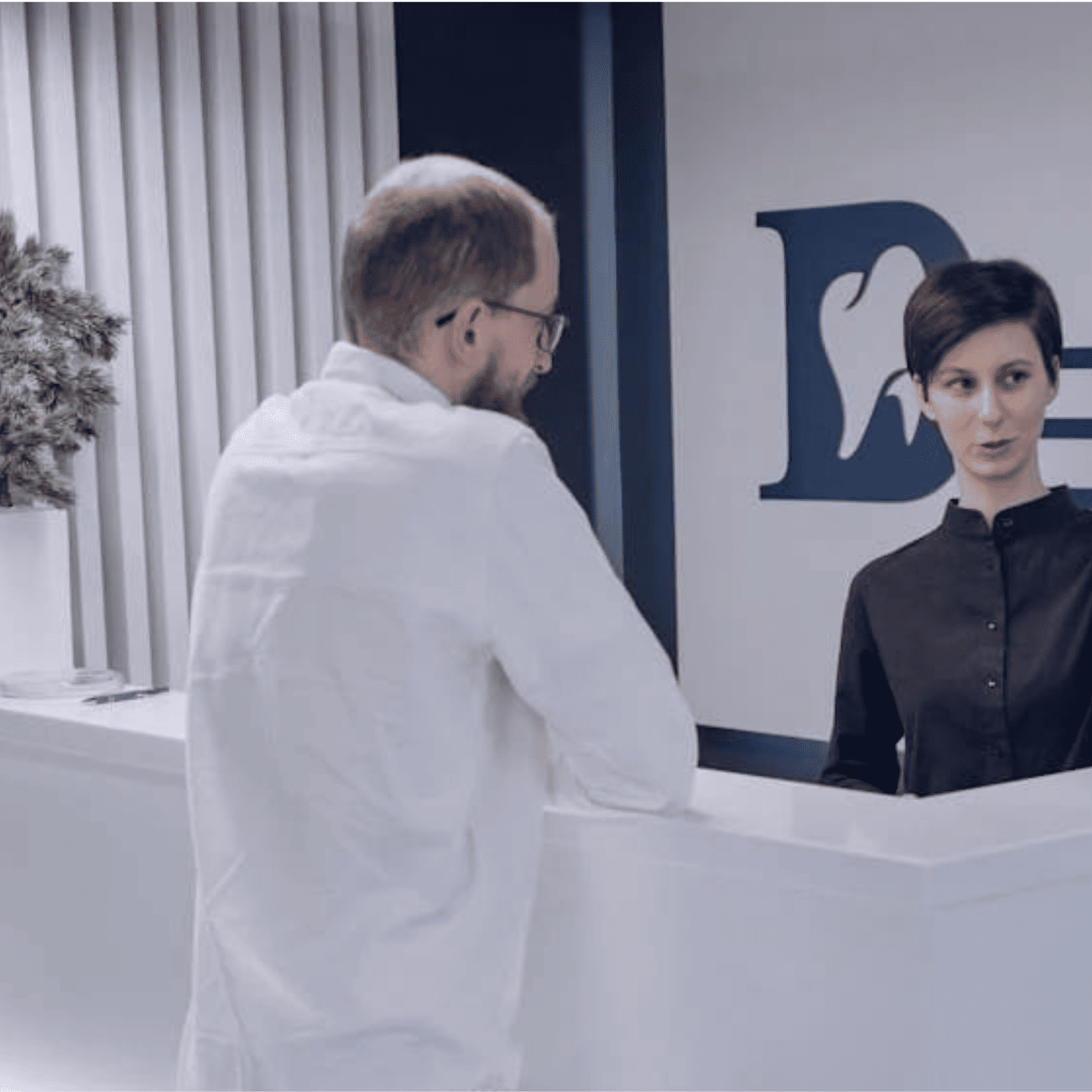 Accueil d’un patient dans un cabinet dentaire – Illustration du communiqué sur l’orthodontie
